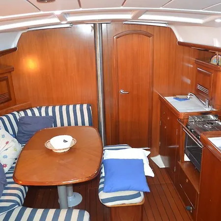 بوتيل Electra The Boat ليدو دي أوستيا