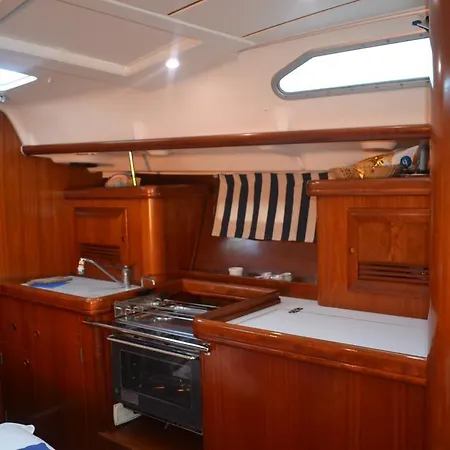 بوتيل Electra The Boat *